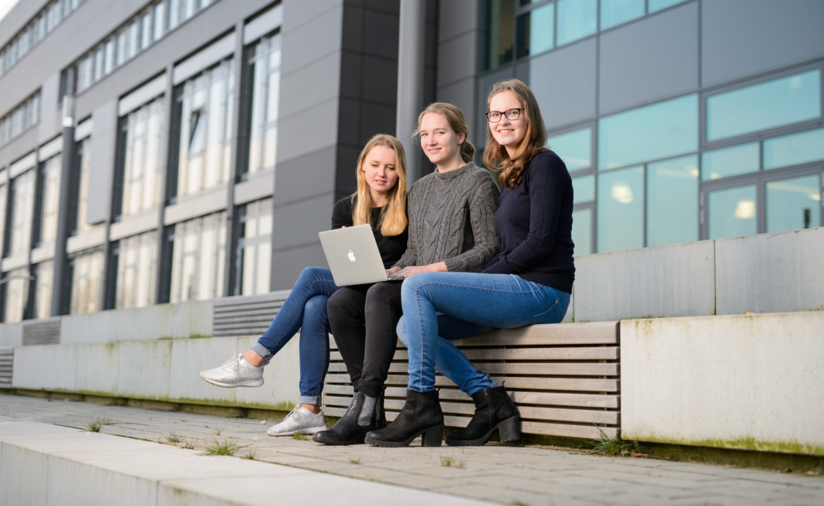 Drei Schülerinnen am Laptop